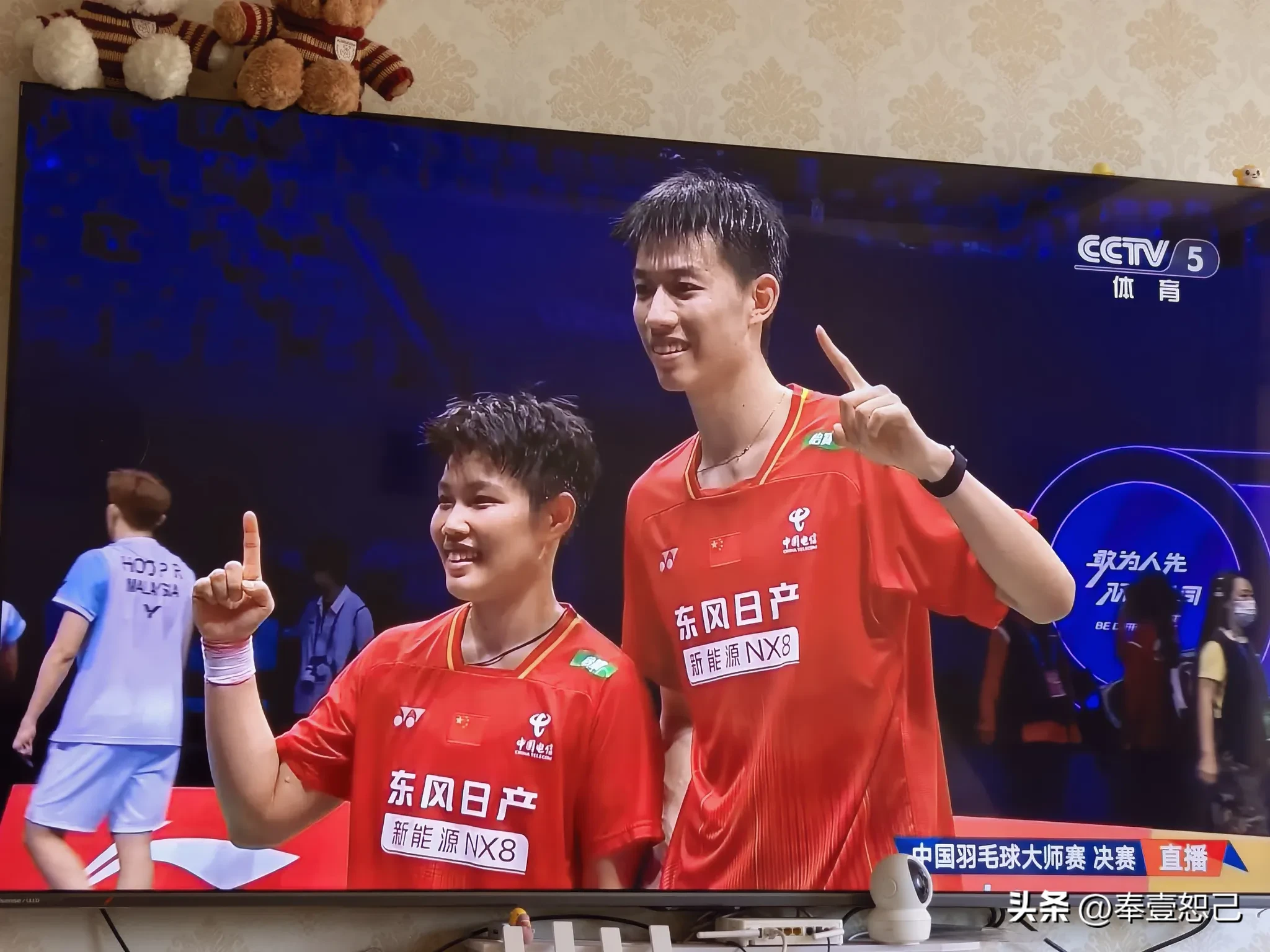 大师赛混双冠军[赞]
喜欢霸气的黄东萍，也不年轻了，愿她再拿一块奥运金牌