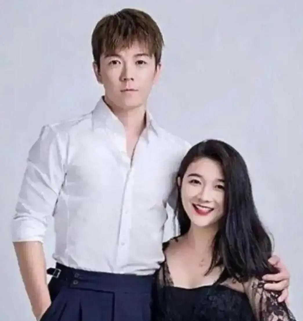 王栎鑫和吴雅婷2020年12月官宣离婚，五年婚姻画上句号，两个孩子跟着吴雅婷生活。最让人记住的不是离婚本身，是王栎鑫曾在节目里公开对怀着二胎的吴雅婷说，生完孩子你去找个男朋友，他是认真的。吴雅婷当时什么反应，外人不知道，但她后来在节目里提到，刚生完二胎那段日子，她处于产后抑郁阶段，很需要人陪，可王栎