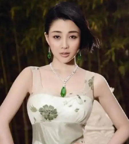 当年，殷桃在富豪孙东海的热烈追求下，成了他的女人。没想到，孙东海心里还惦记着女星李小冉。殷桃果断抽身，金鹰、飞天、白玉兰三大奖项全部到手，她成了最年轻的视后大满贯得主。

主要信源：（闽南网——殷桃的现任老公是谁 孙东海和殷桃什么关系两人结过婚吗）

殷桃是重庆人，1979年生，在解放军艺术学院读过