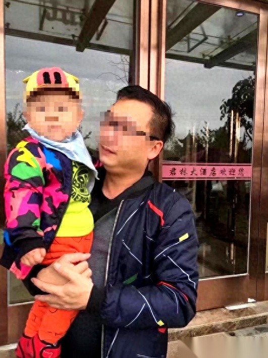 最近，网传广西那个“儿子车祸去世、8岁孙子查出非亲生”的案子，终于等来了高院再审听证。亲生儿子尸骨未寒，老母亲连吃两场败诉官司，硬生生在听证会门外当场昏死过去。为什么败诉？因为前两次证明“非亲生”的鉴定，女方没签字，卡在了程序上；而到了再审现场，女方律师死死咬住底线：直接拒绝重新做亲子鉴定。
事情得