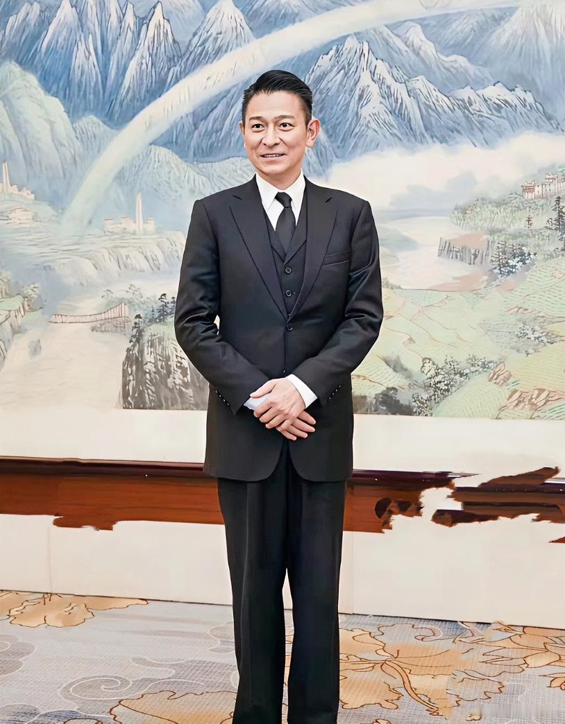 64岁刘德华亮相央视新闻联播！一身正装气度不凡，当选中国影协副主席，风采依旧十足 热门