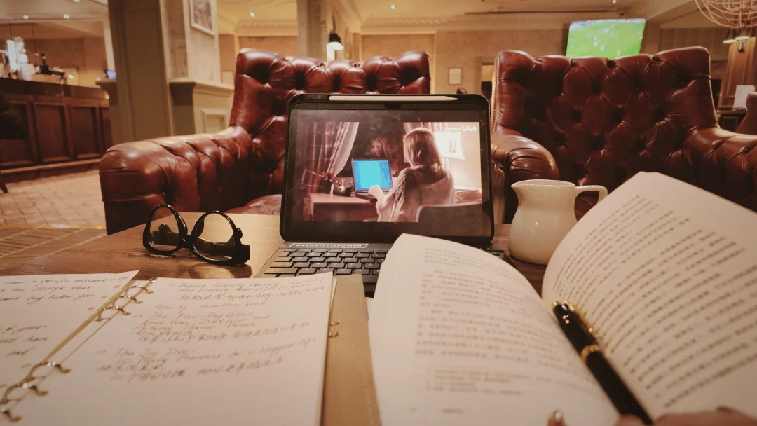 你要是不主动吃学习的苦，将来一定会被动吃生活的苦。你现在手里有笔、桌上有书、脑子