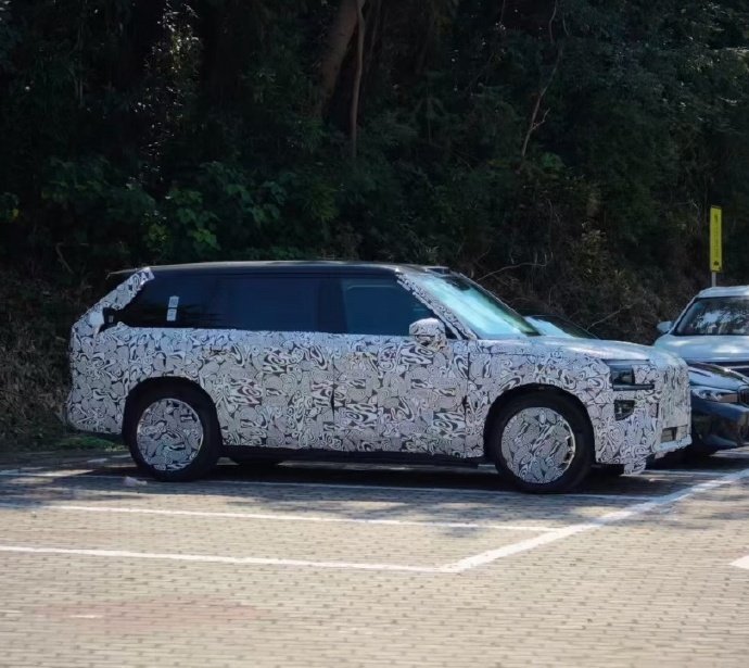 极氪光辉系列再添一员
9X 光辉版

从谍照看
这是一台全尺寸 SUV
体型和揽胜、GLS 那类比较接近

极氪的产品布局
现在开始往更高端的位置走 ​