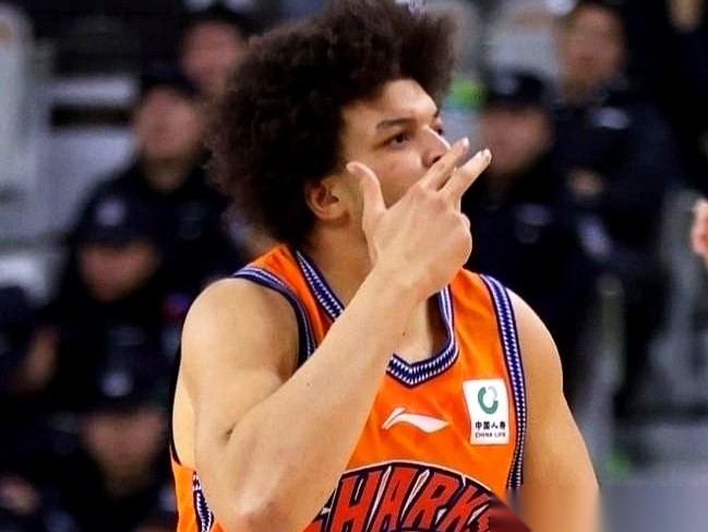 “雪藏”洛夫顿！消息像颗炸弹，瞬间把上海大鲨鱼的球迷炸懵了。这可是常规...