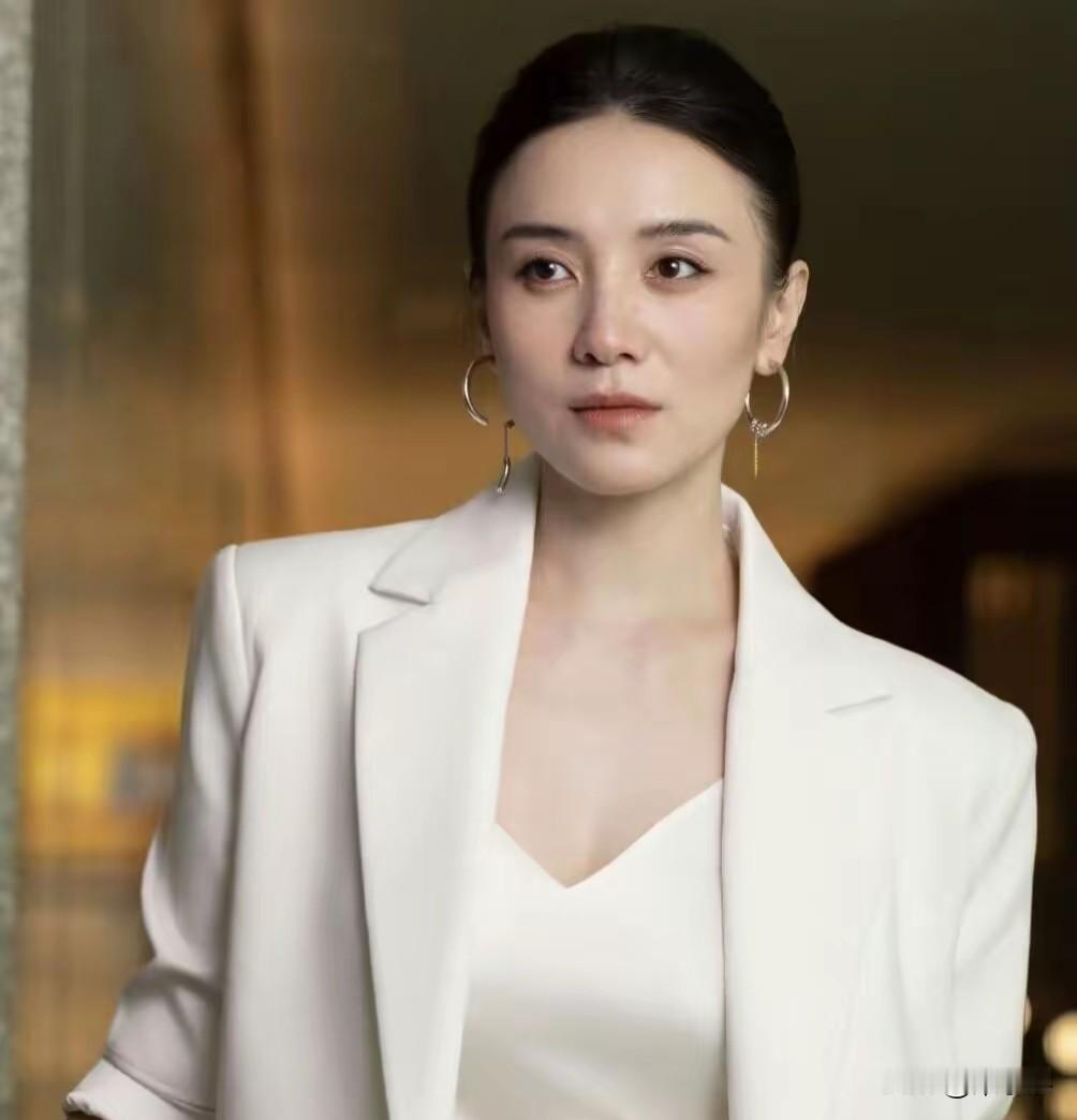 主持人问宋佳:“你平时最怕什么？”宋佳说:“我天不怕地不怕就怕早起。”主持人问:“拍戏是不是要早起？”

宋佳说:“是的，拍戏要很早起，我基本就是五分钟起来，然后闭着眼睛上车，上车倒头继续睡，到现场才刷牙洗脸。”

很多人可以接受晚睡，却很难早起。

熬夜的时候，夜晚属于自己，安静放松，舍不得结束这