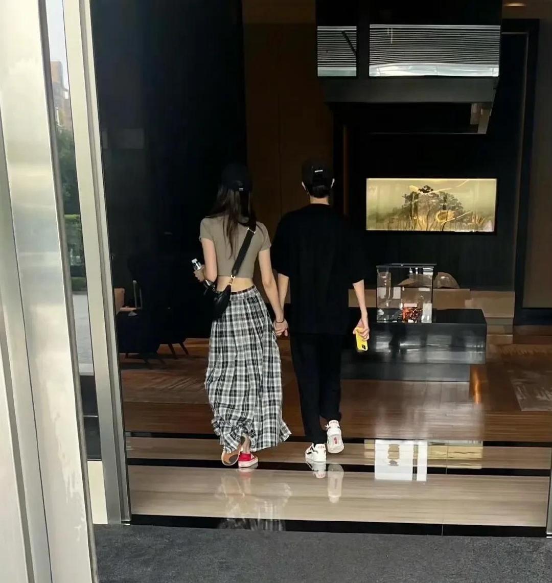 路人街头偶遇许嵩冯禧！婚后牵手压马路甜到齁，冯禧穿搭宽松惹怀孕猜测 ​