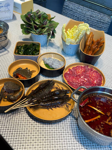 美食家篇<br />海底捞大排档好吃✅<br />食堂的盒饭❌给到一个...