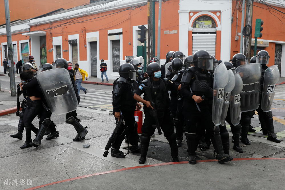 危地馬拉民眾示威 與警方發生沖突-圖3