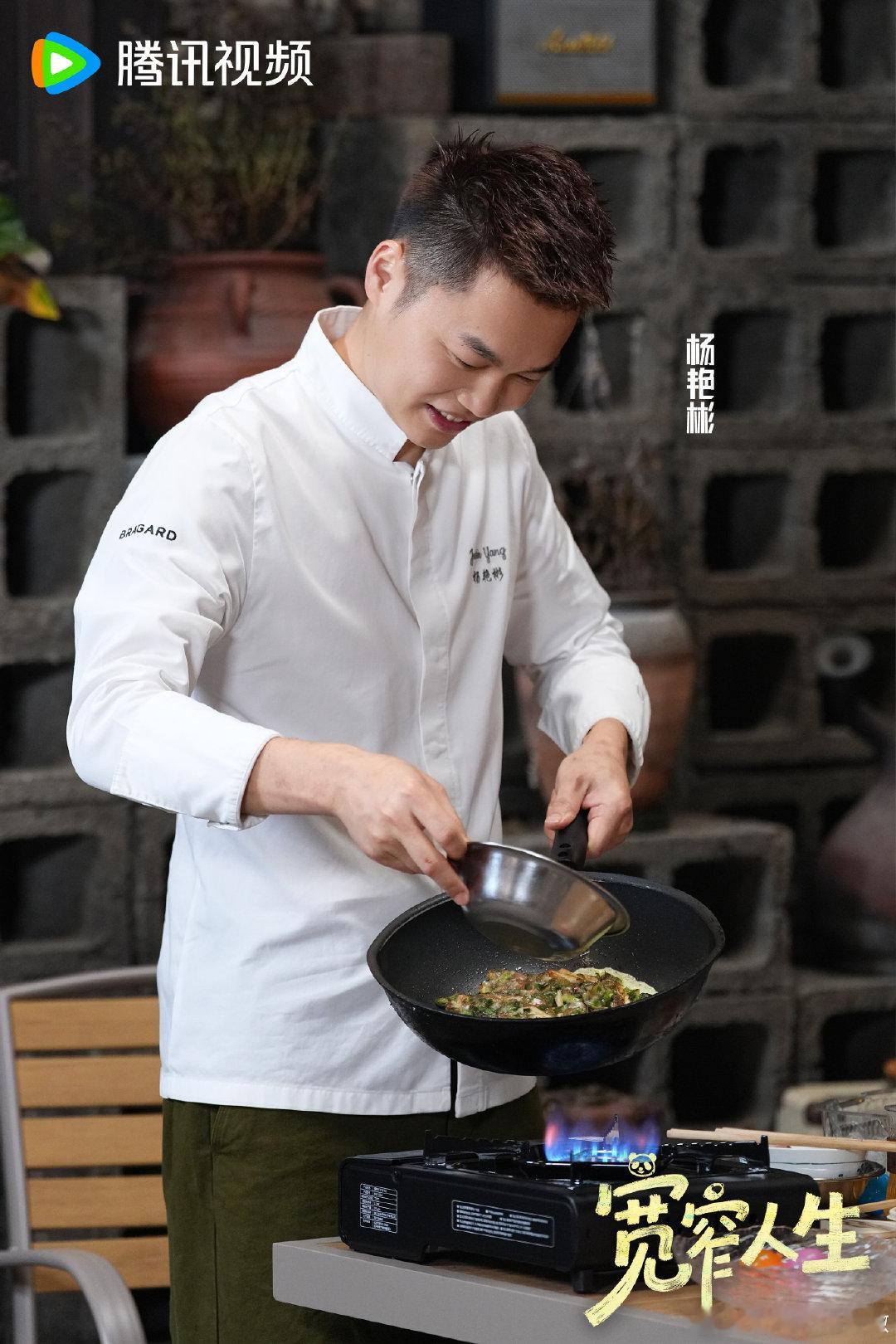 #宽窄人生蜀味人生下饭局# 烟火最是抚慰人心，一桌饭菜热热闹闹，便是最踏实的温馨。王伊琪陈先楷刘思远许家伶（按姓氏笔画排序）与一起围坐一桌，把直播做成美味吃播，热闹之下尽是融融暖意！#宽窄人生# ​