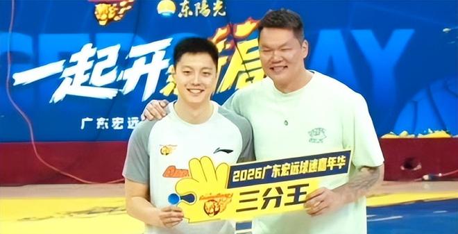 三分雨遇见小胡！现场颁奖一幕，你看懂了吗？

 
广东宏远球迷嘉年华火热开启。
现场安排了队内三分大赛，比拼外线手感。
 
赛事结束后迎来高光时刻。
球队荣誉顾问朱芳雨亲自登台，为三分大赛冠军胡明轩颁发奖杯。
 
熟悉CBA的球迷都清楚，朱芳雨当年绰号三分雨，一手精准三分叱咤赛场。
如今站在台下的胡
