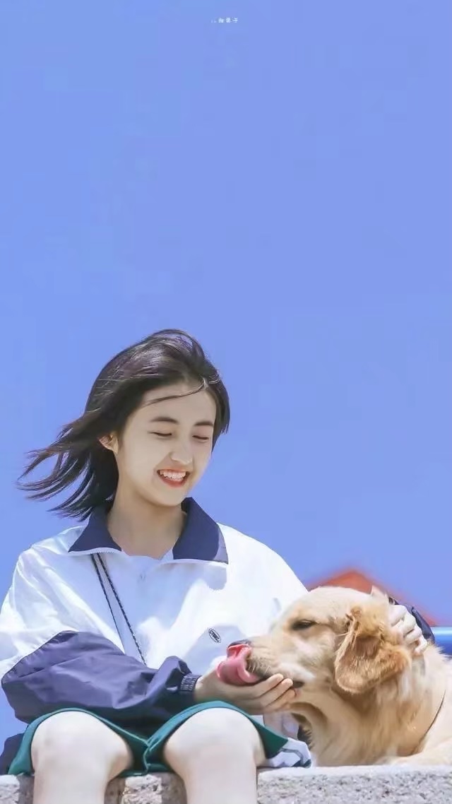 演员为角色减重，就值得普通人照搬效仿吗？
 
老话讲，身体是革命的本钱。8月27日，张子枫晒25岁素颜生日照，单薄消瘦的模样引来全网担忧，还有网友拿她和李维嘉做对比玩梗。
 
为了贴合新剧破碎感角色，她封闭集训三个月，严格控制饮食，网传体重降到80斤，BMI远低于健康标准。面对争议，她直言年轻可以多