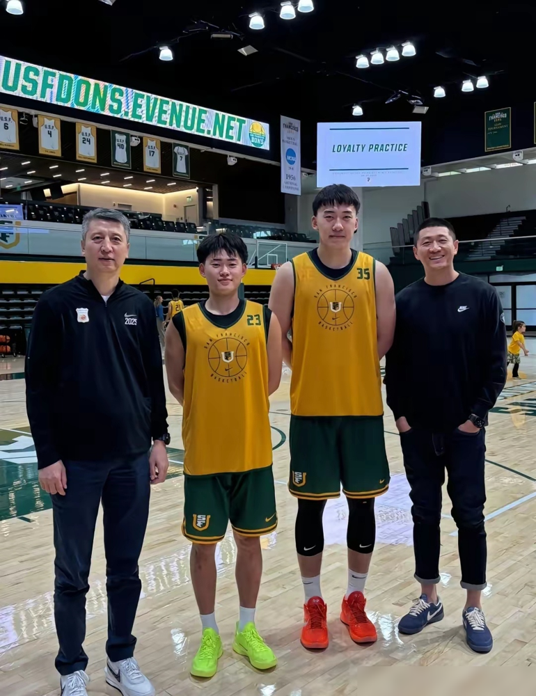 31分，罚了13个，赛后一句话把郭士强推上风口浪尖。
王俊杰在NCAA砍下生涯新高，记者问他国际赛场和美国大学篮球啥区别。他说大学里教练教他自己解决问题，到了国际赛场，教练要更多地打战术。
这话听着像陈述事实，可此前他在国家队，正是郭士强手把手给机会、给时间。知遇之恩摆在明面上，转头这么一对比，