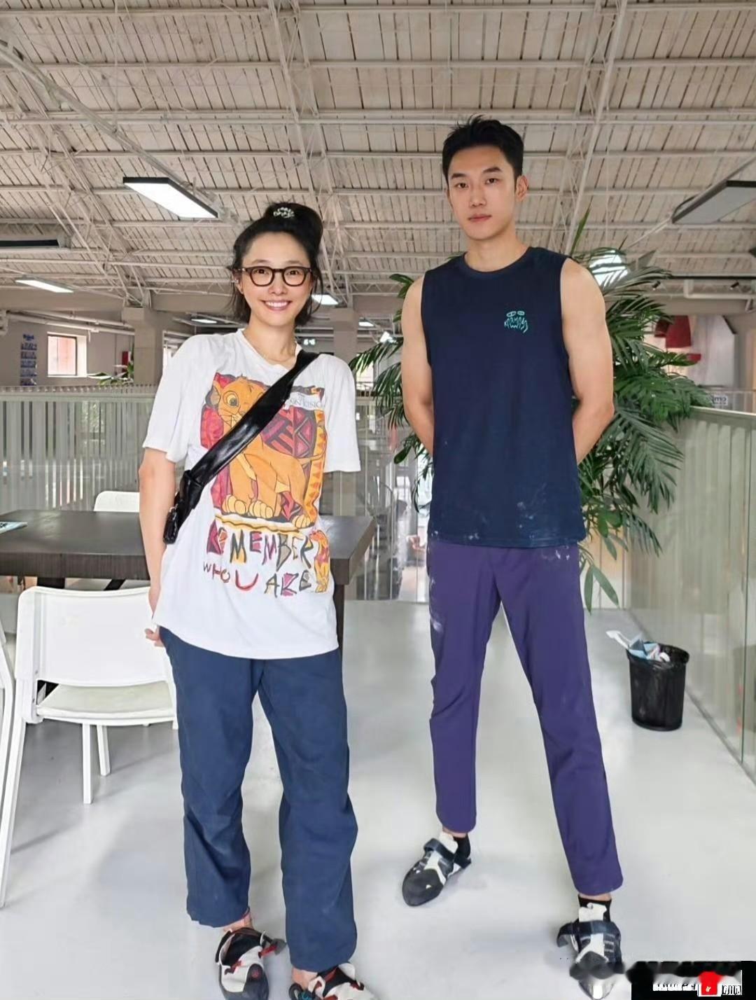 在北京的一家攀岩馆偶遇白百何。
好久没有在公开场合看见她了，穿搭简简单单，十分随性。头发也乱糟糟的，完全没有刻意收拾明星那种精致模样。
卸下镜头里的包袱，私下里就跟普通女孩子一样，轻轻松松做自己反倒舒服。
