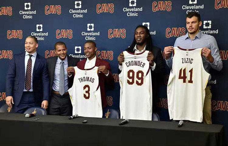 一句话评论这笔交易🎙️

#克利夫兰骑士[超话]##骑士##nba##nba自由市场##nba交易# ​