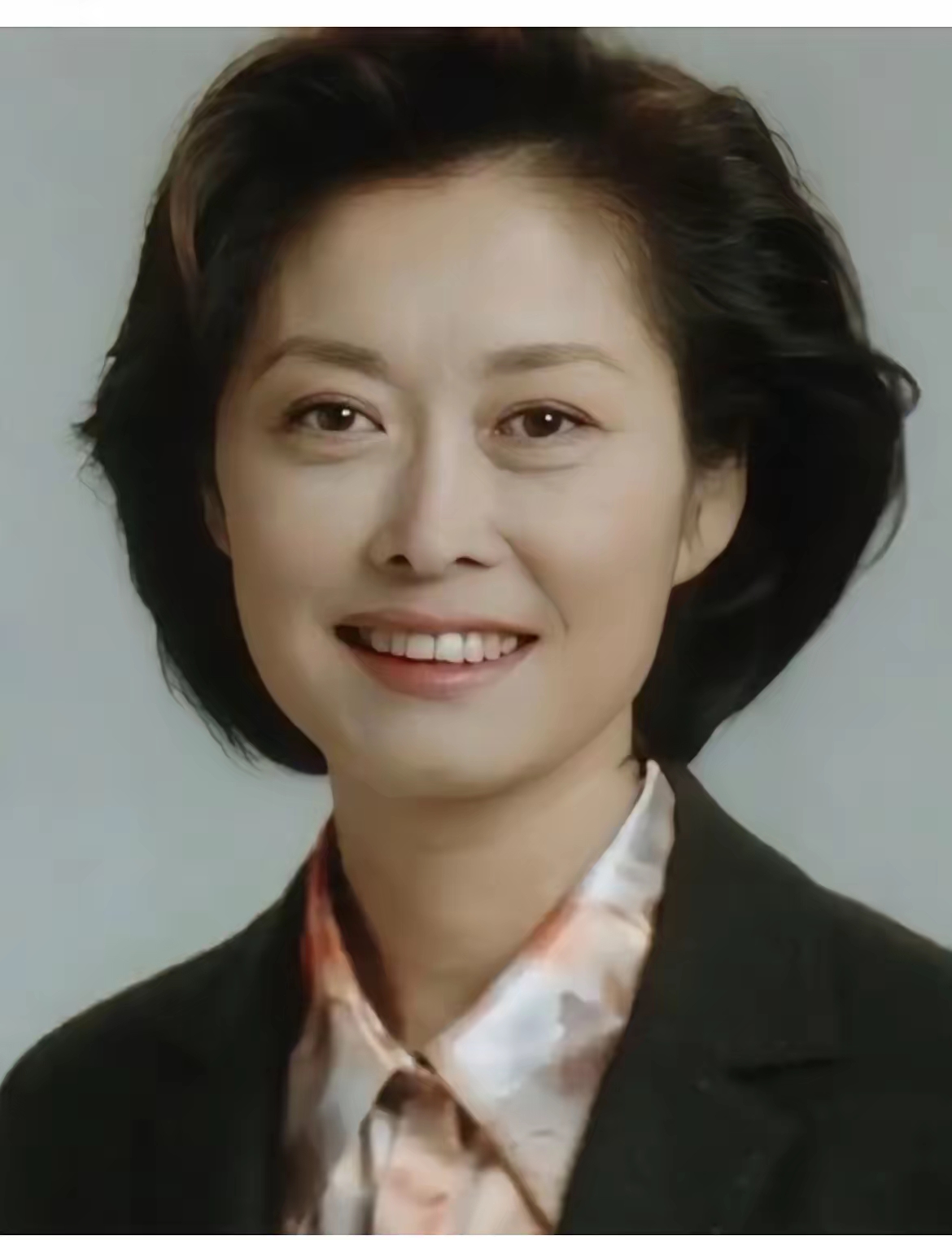 不得不承认，面相这个东西还是挺精准的，不信你看央视主持人敬一丹，她这样的面相，一看就是个端庄优雅的女性。
 
在老一辈观众心里，敬一丹的长相就是最标准的“央视脸”，大气端正、温润得体，自带公信力和亲和力，完全没有凌厉尖锐的气场，让人第一眼看见就心生好感。她是典型的国泰民安长相，脸型圆润饱满，线条柔和