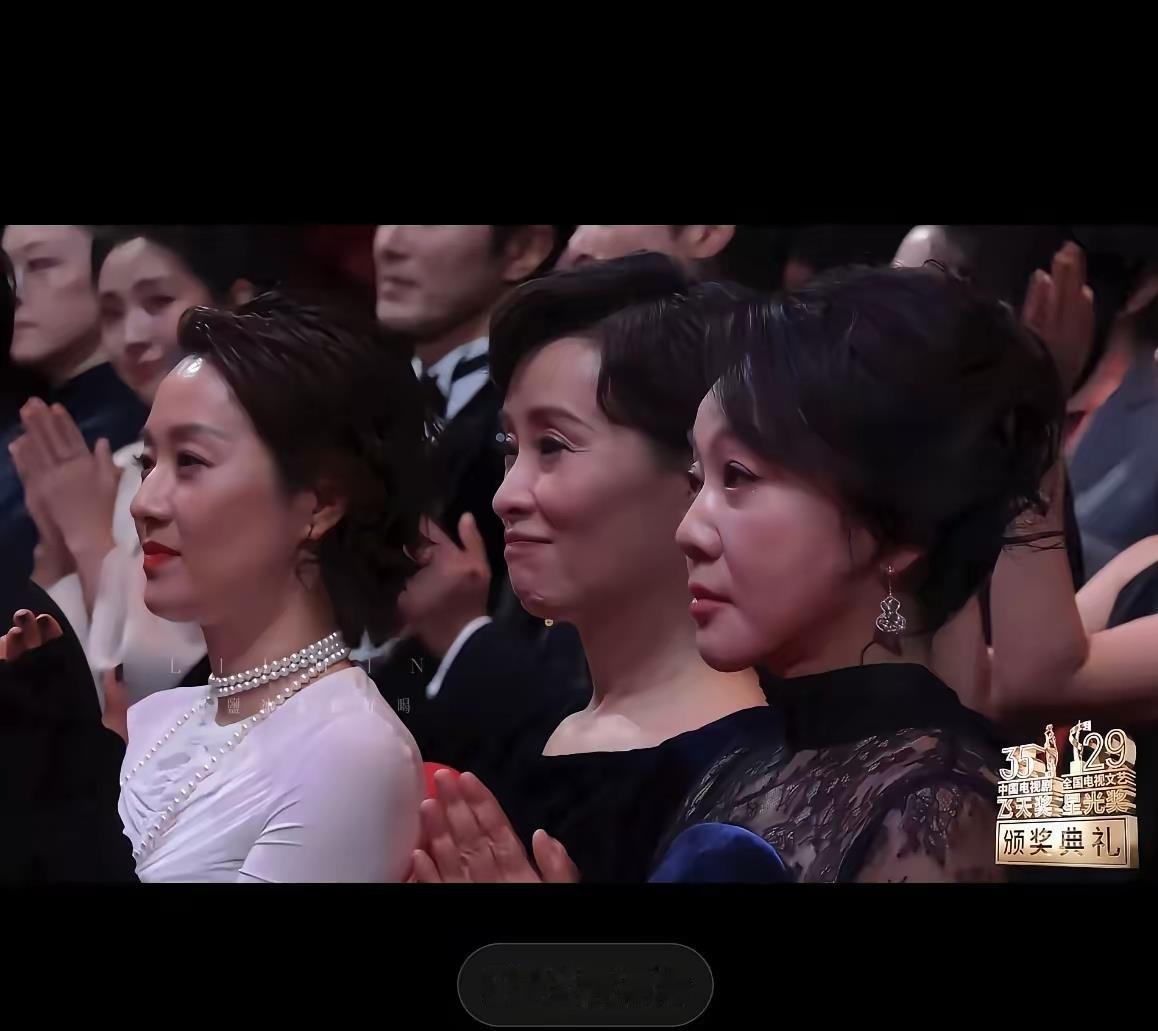 第35届飞天奖，闫妮三提零中，眼睁睁看着宋佳凭张桂梅完成“一串三”，拿下大满贯。镜头扫到她时，眼眶泛红，短暂失神，下一秒还是起身鼓掌，上前拥抱祝贺。这画面比任何获奖感言都扎心。
说到底让人意难平的，不是谁输谁赢，而是奖杯只有一座，好表演却远不止一个。闫妮演的市井母亲黄玲，烟火气里全是隐忍，同样配得上