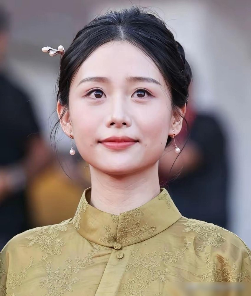 “我怎么不知道我领证了？”王晓慧这一句反问，直接把婚宴照的瓜给掀了。
照片里喜酒摆着，潮汕老厝的流水席，全网都在恭喜她嫁人。结果正主下场，评论区一句话辟谣，领证不存在。
但网友不买账，潮汕那边讲究“摆酒即过门”，有人扒出她去年底确实回汕头办了席。是纯属家里习俗，还是只差一张纸？她没再解释。
更