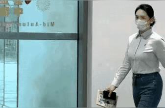 走路优雅松弛的女人， 1：当过兵 2：体制内工作 3：生活自律 4：懂...