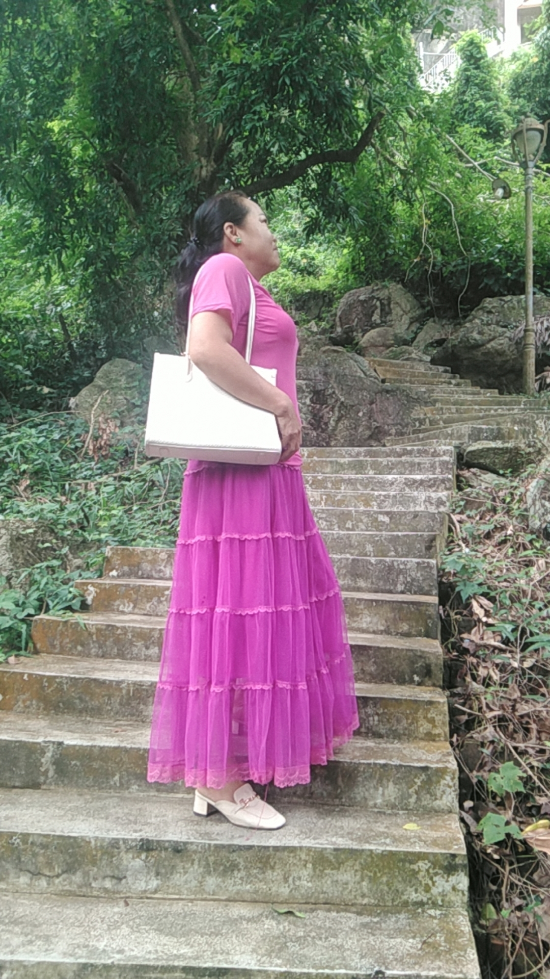 走这路的人，看透了人心，却什么不想，做好自己，不管什么社道，照顾家人才真好