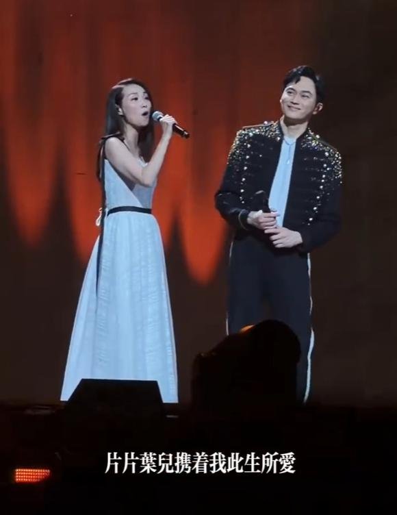 张智霖把33年前的前女友请上台，袁咏仪就坐在台下看。
佛山演唱会，许秋怡一出来，全场直接炸了。两人合唱《片片枫叶情》，一句没跑调，一句没冷场。
当年这对金童玉女火遍粤语区，分手后各自成家，再没同台过。
这次张智霖当着老婆的面，大大方方介绍：这是我很好的朋友。袁咏仪在台下笑，还跟着挥手。
唱完