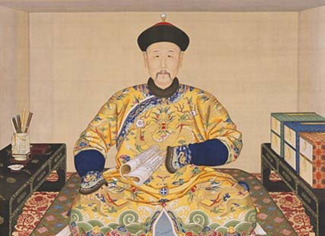雍正加班到猝死，临终前留下一句话，所有打工人都看哭了
你有没有想过，如果有一天你加班到凌晨三点，突然心梗发作，倒在办公桌上，最后一句话会是什么？

别急着回答。

先看看这位“史上最卷打工人”——雍正皇帝。

他干了13年皇帝，批了4万多份奏折，写了1000多万字朱批。平均每天工作18个小时，全年无