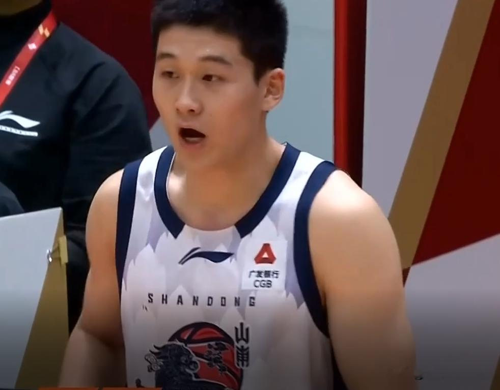 山东男篮输球最大问题就是缺乏组织和助攻的人，高诗岩不打才是原因所在。全场十八次失误也是外援班顿打不了持球，小外援普卢默只是个投手，王岚嵚的组织能力还不错，但一个人明显不够用，陈培东最多算是个投手，邱彪关键时刻不敢用新人，目前看三个外援没有必要换，高诗岩什么时候回来，他如果带不动这两个外援，在换也不迟