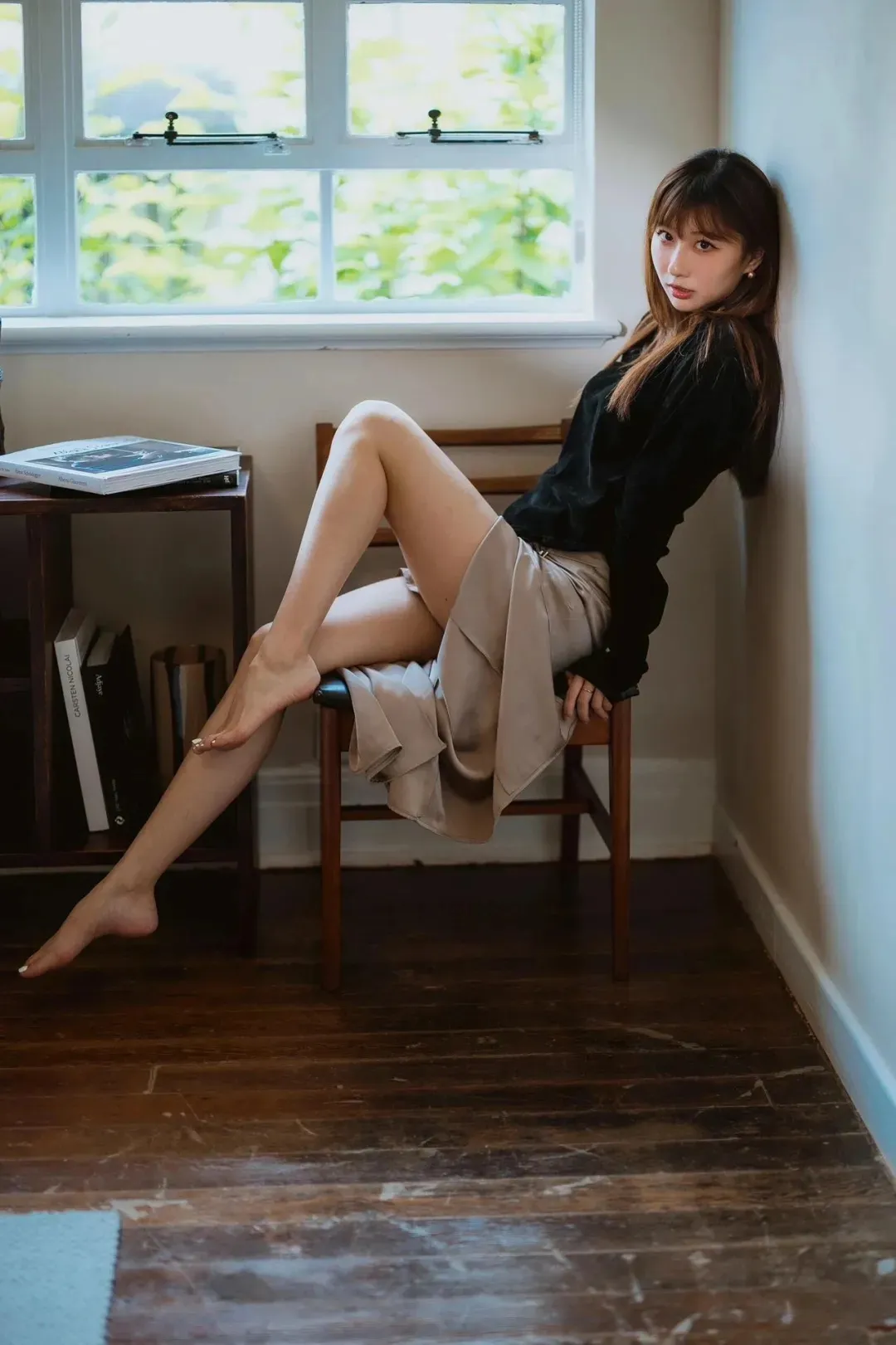 美女写真 慵懒的午后，阳光洒在柔软的床上，我惬意地躺在地毯上，享受片刻的宁静。