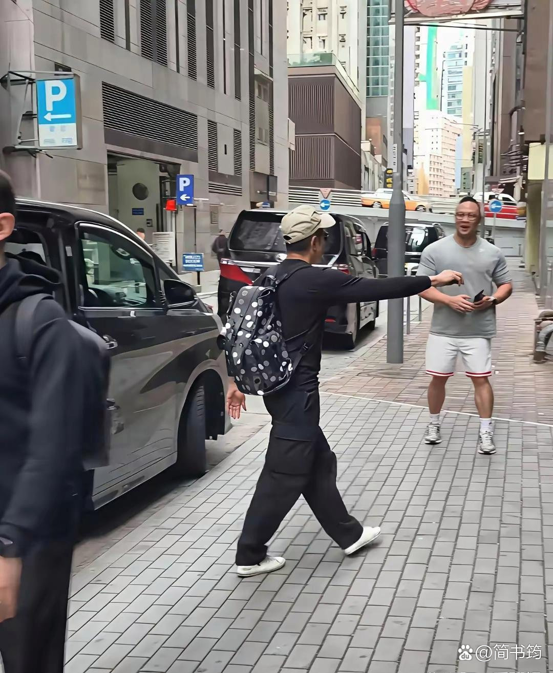 网友香港偶遇60岁郭富城，身材紧实无肚腩，状态吊打不少同龄人。 ​
