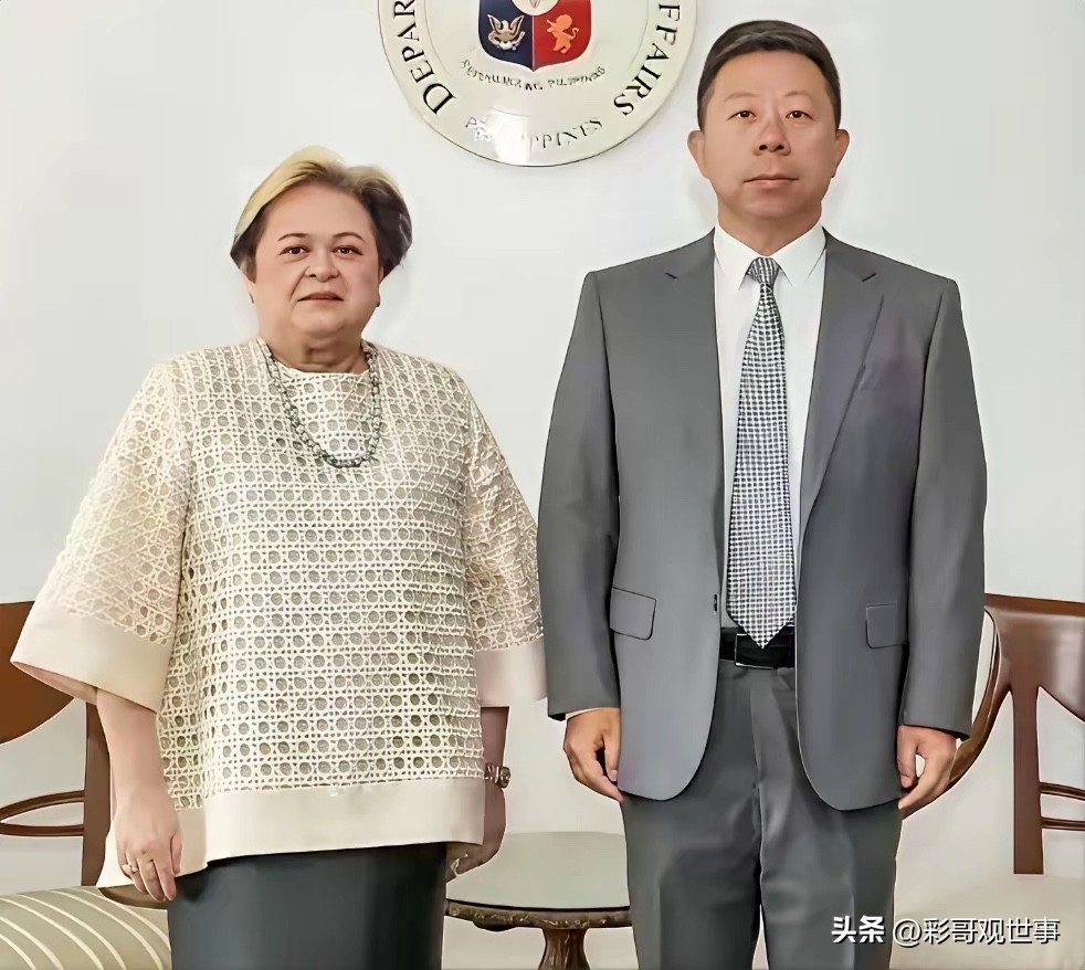 “菲律宾应当感到庆幸拥有中国这样一个邻居。如果我们要动用武力，完全有可能轻易取胜。但我们不会使用武力，因为我们热爱和平。”菲律宾外长召见中方大使，称这番言论“带有挑衅、无法接受”，不少网友认为菲方反应有些过度…

这件事发生在2026年10月，短短几天内从一场媒体采访发酵成两国外交层面的正式交涉。到