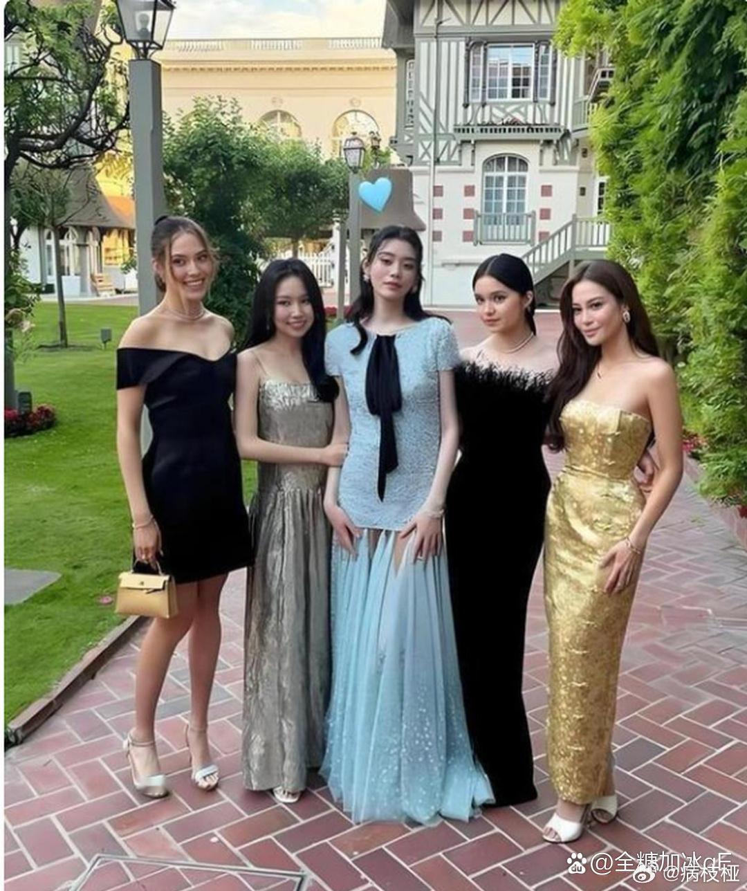 奚梦瑶身边再也看不到谢娜了，婚礼都没请，旁边站着的，是谷爱凌。这事不突然，几年前陈乔恩就公开说过，谢娜生完孩子，聚会总是早早离场，已经不是她最好的朋友了。谢娜深夜发长文挽回，陈乔恩也回应说你永远是我的最爱，但你看，终究还是走散了。奚梦瑶这边更是彻底，嫁入豪门，生活重心彻底转向生意 ​
