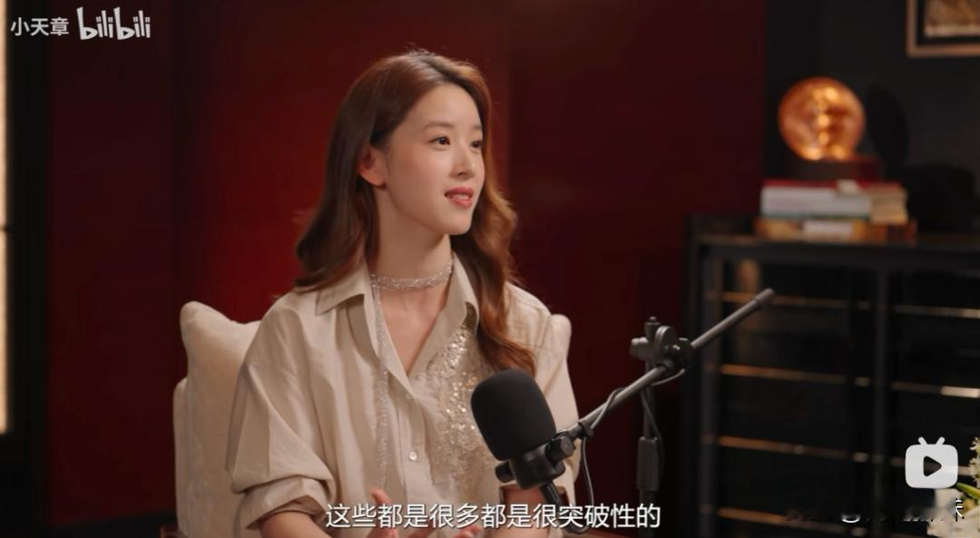 章泽天的播客节目出来，全网都在吐槽她，说：“没经历过人间疾苦，说不出话一句深度的话。”
其实这话说的太尖锐了，她其实做的已经很好了。
首先，她比第一期进步很多，至少提问问题有了一个框架。
她从何超琼年轻时到目前的成长历程，问的每一个问题，看似普通，但能触碰到被采访的内心世界。
其次，她在采访的过程中