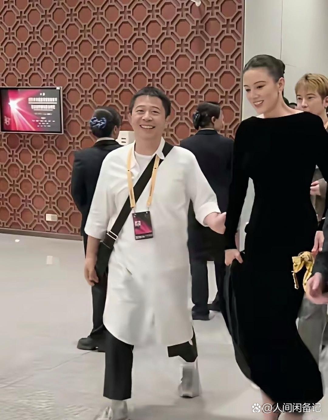 都说宋佳这婚结的老值了，嫁给王伟后各种奖拿到飞起 ​