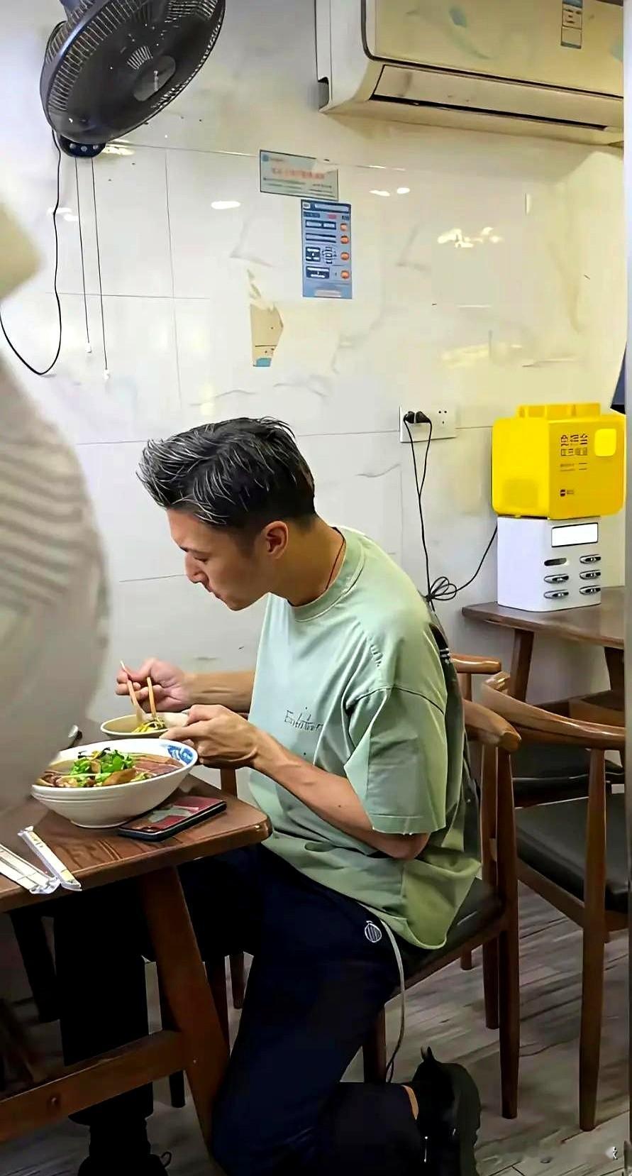 谢霆锋街边吃粉的照片一出，很多人好奇：王菲看到会是什么感觉？
人家才42岁，比王菲小11岁，按理说还算小鲜肉。

但他不是走红毯，是在小巷寻味的美食家，总不能全妆出动吧。

卸下光环像路人，很正常；真到活动上一收拾，还是那个干净利落的帅哥。
更重要的，是他对事业的专注、对感情的用心。

给王菲做一份