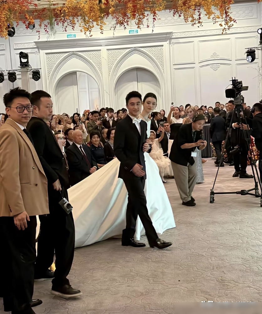 6岁儿子对何猷君说了句大实话：爸，再过几年你就跟我妈一样高了。
3月22日澳门那场球赛，两口子带着俩孩子坐前排，无码镜头直接怼脸。大儿子何广燊那腿长比例，6岁已经窜到妈妈胸口，站姿笔挺，五官就是奚梦瑶的缩小版。小女儿脸盘子像奶奶四太，眉眼随妈。
全网都在算那5厘米的账：奚梦瑶178，何猷君173