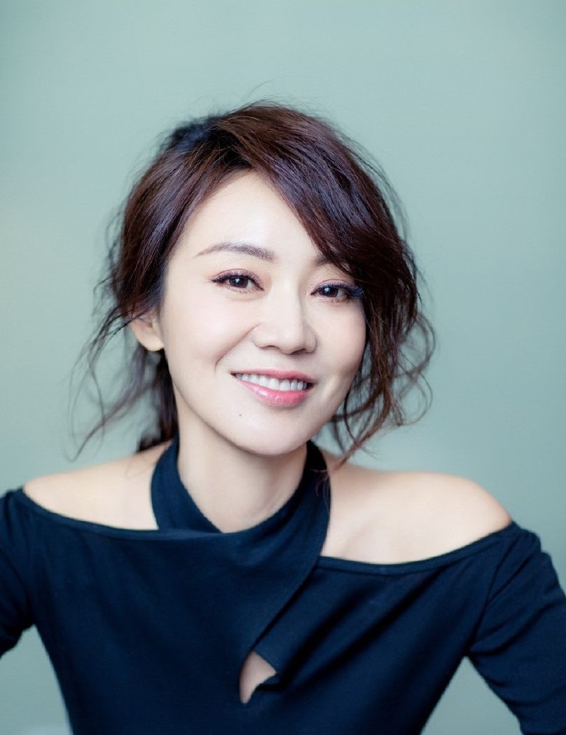 闫妮演技好不好，
我不评价，
但我敢确定一件事，就是闫妮这个人，真的非常幽默。

金鹰奖现场，主持人问她如果获奖最想拥抱的第一个是谁，瞥了一眼胡歌，说如果获奖的话，我上台发言，杨紫和胡歌离她最近，就拥抱这两个。

主持人还继续追问，第一个先抱谁？闫妮一句话逗笑了全场，那就左右逢源都抱一下，更热闹。