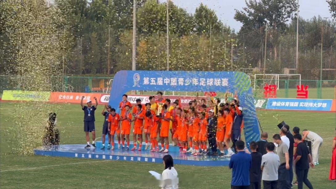 【山东泰山U15中青赛U15组五连冠🏆】
在今天下午进行的2026第五届中国青少年足球联赛U15组全国总决赛中，山东泰山U15 2-1 广东铭途U15，山东泰山U15蝉联冠军！！！！！
同时，这也是山东泰山U15在本项赛事上的五连冠。
在第一届中国青少年足球联赛U15组决赛中，山东泰山U15 3-0 武汉三镇U15，夺得冠 ​