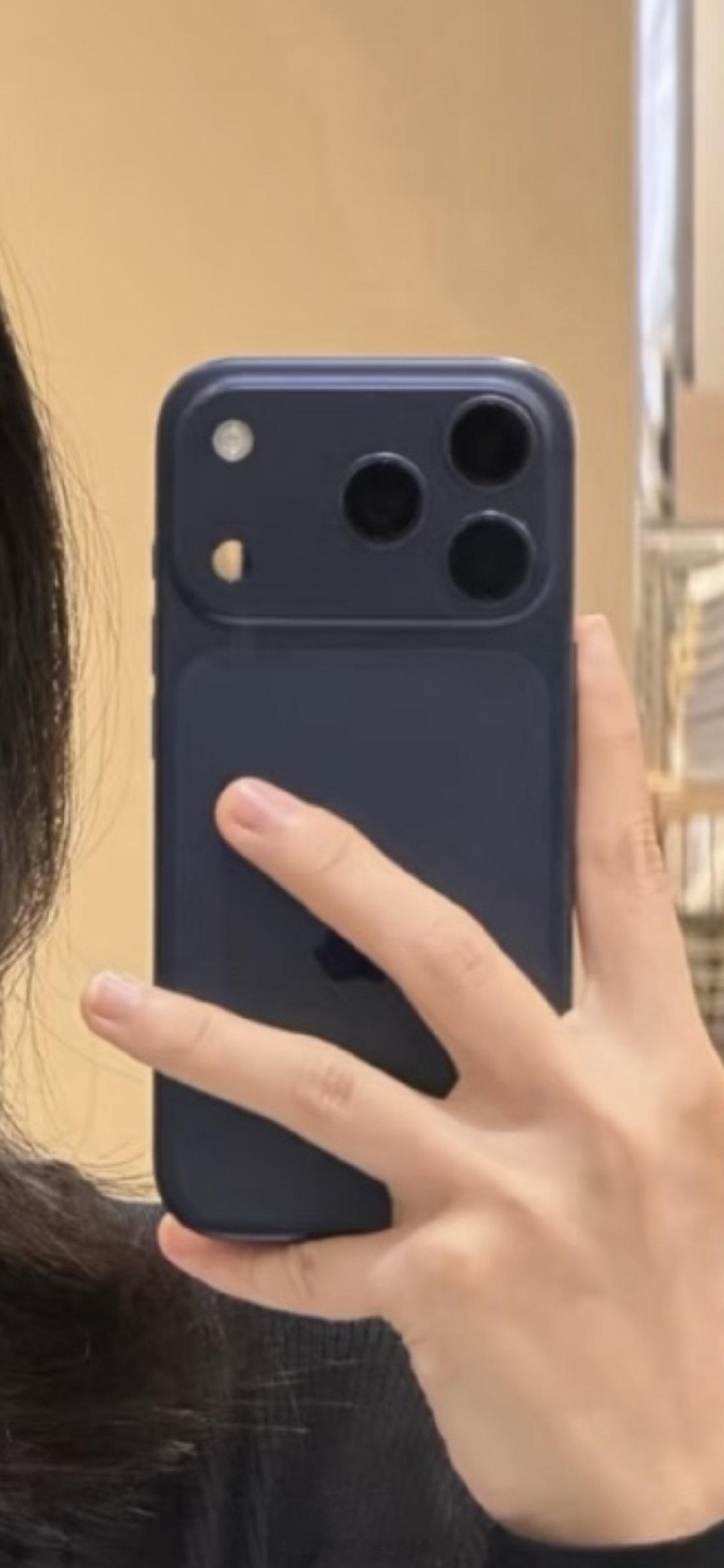 蓝色iPhone 17 Pro Max还挺好看的！ ​