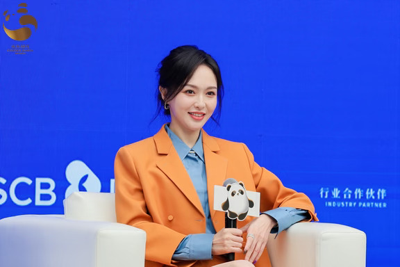 【金熊猫聚光灯】
唐嫣从容落座，一身暖橙西装优雅大方。手持金熊猫奖主题麦克风，畅谈影视创作，舒展状态尽显温柔气场。#金熊猫聚光灯  #唐嫣 