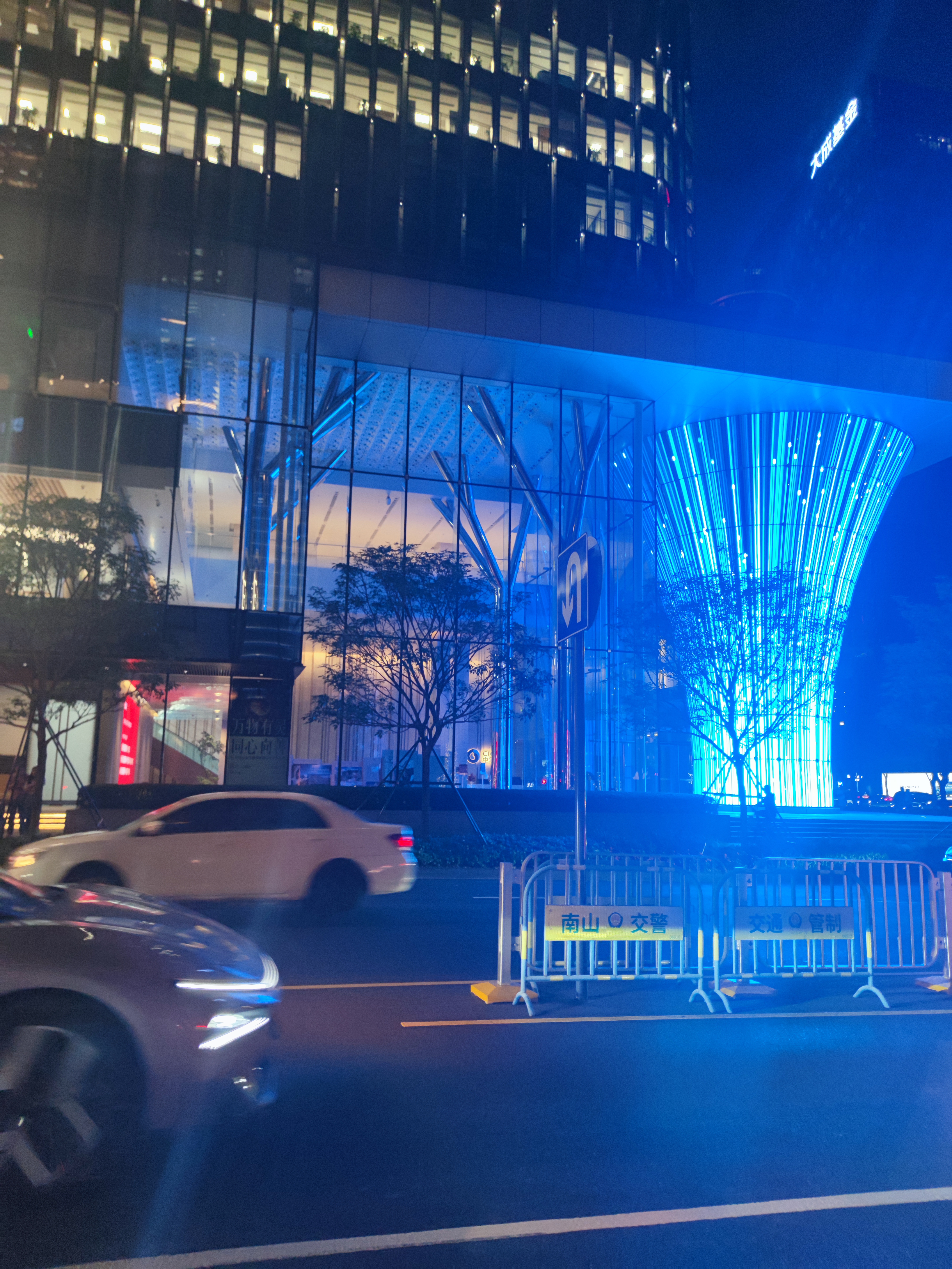 刘欢、林依轮、谢霆锋等一众歌手厨艺出色的原因分析
生活中，许多知名歌手都拥有精湛厨艺，能够炒得一手好菜，如林依轮、谢霆锋、刘欢、王栎鑫、李宇春、周深等人皆是如此。这并非偶然，而是由歌手职业特质带来的能力共性。
歌手是高度注重实践的职业，对动手能力、细节把控、反复打磨的实践能力要求极高。唱歌、彩排、舞