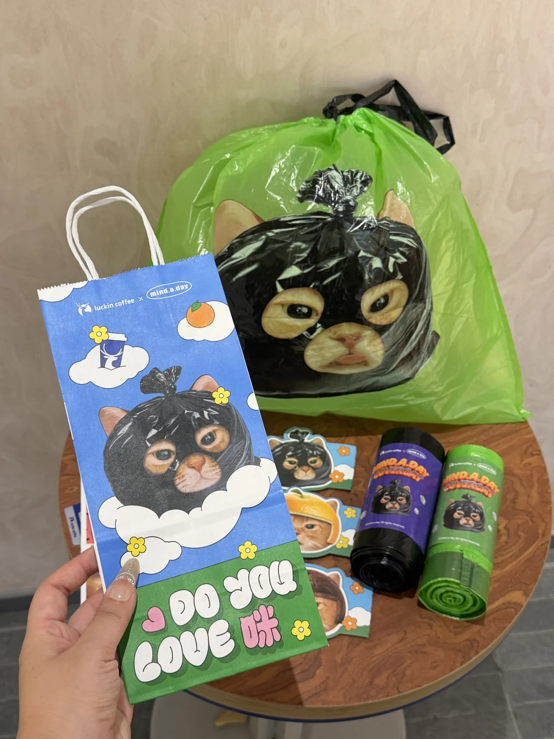 也是在瑞幸攒上垃圾袋了