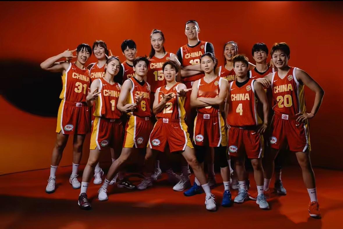 #女篮世界杯球赛对巡礼——中国女篮，困难重重力争小组出线##中国女篮[超话]# 
中国女篮本届世界杯被分在了死亡之组，李月汝因护照丢失，将无缘本次大赛，使得中国女篮缺少了一位内线悍将。已踏上世界杯征程的女篮姑娘们，面临着诸多困难与挑战，在宫鲁鸣指导的带领下，接受长期集训的中国女篮在这次世 ​