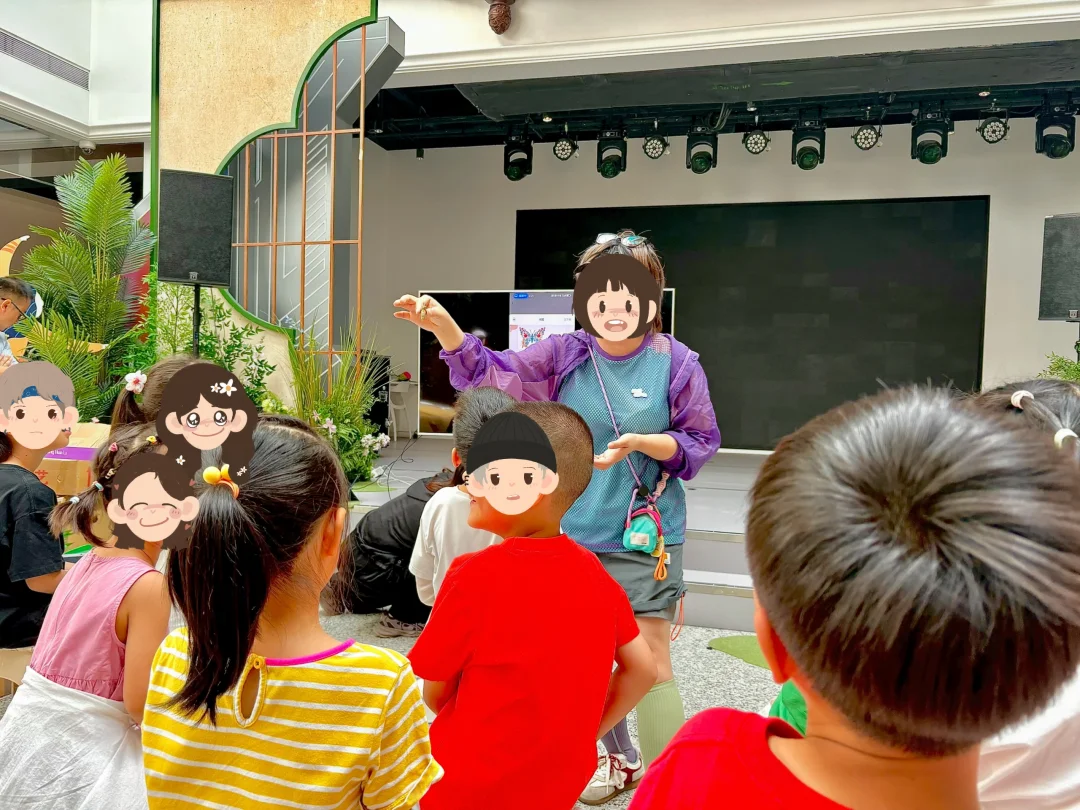 和小朋友们一起参加了蝴蝶生态瓶制作活动
