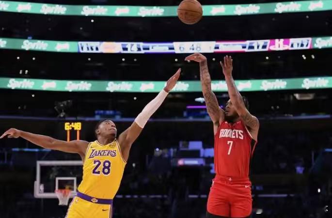 #nba# 
克里夫兰骑士透过1笔涉及Payton Watson的5队交易得到Cam Whitmore，结果还没等他为骑士出战1场比赛，就将他裁掉，洛杉矶媒体Lake Show Life建议湖人签下他。Cam Whitmore生涯至今打得最好的1场比赛，正是对湖人时轰下34分8篮板，投进7记3分球。Cam Whitmore的NBA生涯可谓充满迷惑性，他每36分钟 ​
