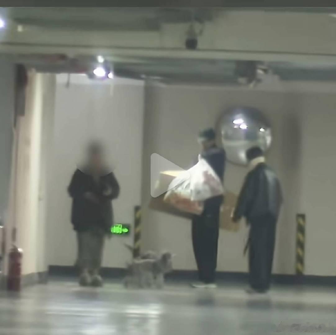#曝邢昭林卢洋洋恋情#
没想到是以这种日常画面被拍到的，还挺奇妙的。
一切以本人回应为准，理性吃瓜，不跟风猜来猜去 ​