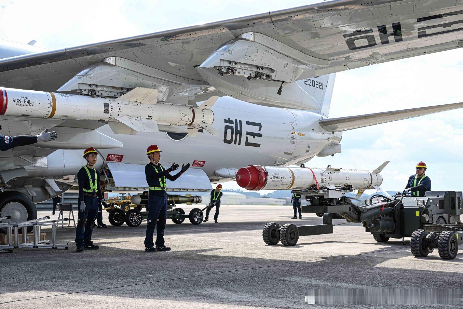 韩国海军P-8A海神反潜巡逻机挂载配备AGM-84L鱼叉Block II空地导弹。 ​