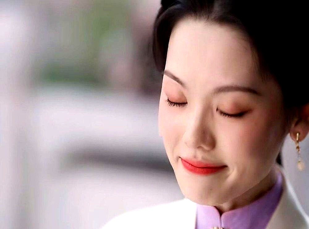 三十多岁好不容易立住门户的林绣芄，大结局居然被编剧塞给了一个平庸二婚男。

《兰香如故》收官观众当场炸锅。被退婚、关禁闭、遭骗局牵连，林绣芄前半生全凭自己硬扛过来，结果桐华笔锋一拐，非安排她重逢谢昭搭伙游历。

嘴上标榜大女主独立，收尾还是绕回老一套。一个没本事的二婚男，怎么就成了自立女性的必需品？