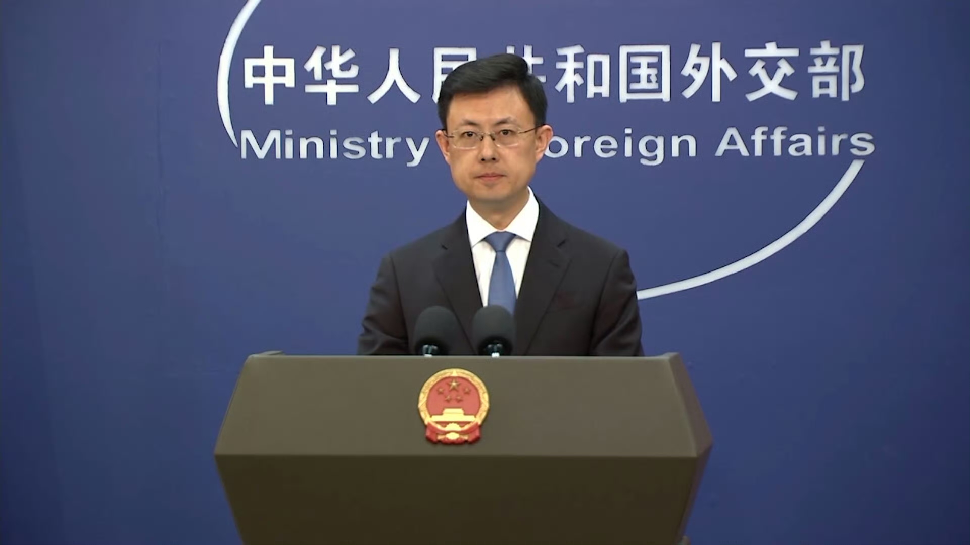 【外交部：坚决遏制日本“新型军国主义”祸乱地区危害世界】9月3日，外交部发言人郭嘉昆主持例行记者会。有记者问：前不久日本防卫省公布《2026年版防卫白皮书》，声称要进一步谋求“对敌方基地攻击能力”。日本防卫省近日提交2027年度预算的概算要求总额高达8.89万亿日元，再创历史新高。今天是中国人民抗日