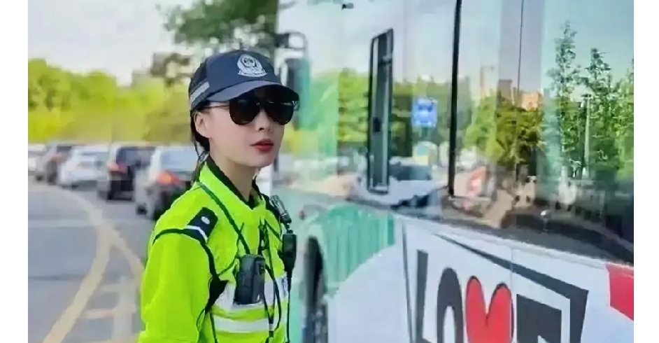 辅警，和协警°是否一样？答案：不一样

很多人到现在还把“辅警”和“协警”混为一谈，觉得穿上那身制服都一样，其实这里面的门道深着呢。

简单说，这俩根本就不是一回事。

辅警好歹还能挂个“编外公职人员”的名头，属于正儿八经签合同的警务辅助力量。

而协警呢，说白了更接近以前那种“联防队员”的性质，压