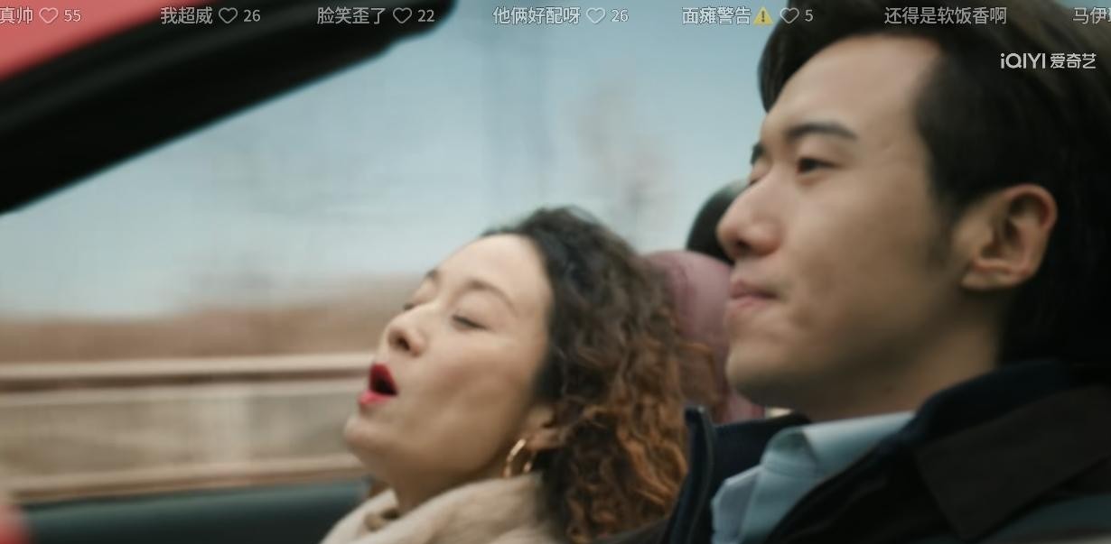 存折里明明攥着三万多块钱，却眼睁睁看着重病的亲姐姐嫁给一个心术不正的男人，人一走，弟弟反而如释重负。很多人看《余红旧事》觉得剧情反转得不合常理，可要是放在九十年代东北下岗潮的背景下，这根本不是逻辑漏洞，而是被现实压垮后的人性真实。
那时候林场、工厂大面积清退临时工，普通人连吃顿饱饭都成问题。家里只要