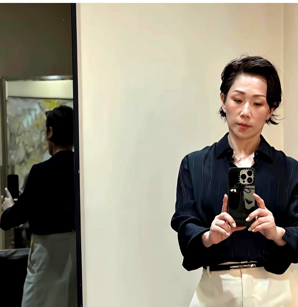 大半年不露面的林忆莲一出现，穿件简单黑衬衫，短发，没浓妆没滤镜，眼角有纹，脸却干净松弛，没一点绷着装嫩的劲。快六十的人了，这股子从容，圈里多少人比不了。

过四十就慌神打针的，笑一下嘴角都扯不动，生怕被扣上变老的帽子。林忆莲不靠脸吃饭，成名作够吃一辈子，往台上一站那股掌控力，谁还盯她眼角褶子。老街手